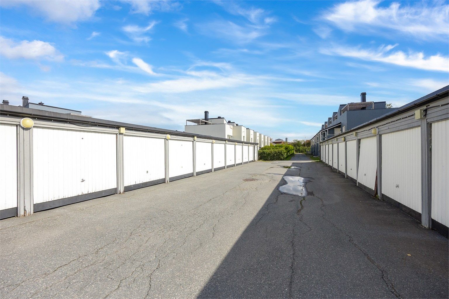 Boligen disponerer en garasjeplass i felles garasjerekke