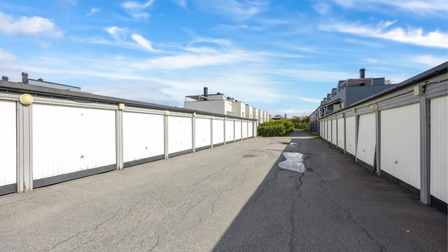 Boligen disponerer en garasjeplass i felles garasjerekke