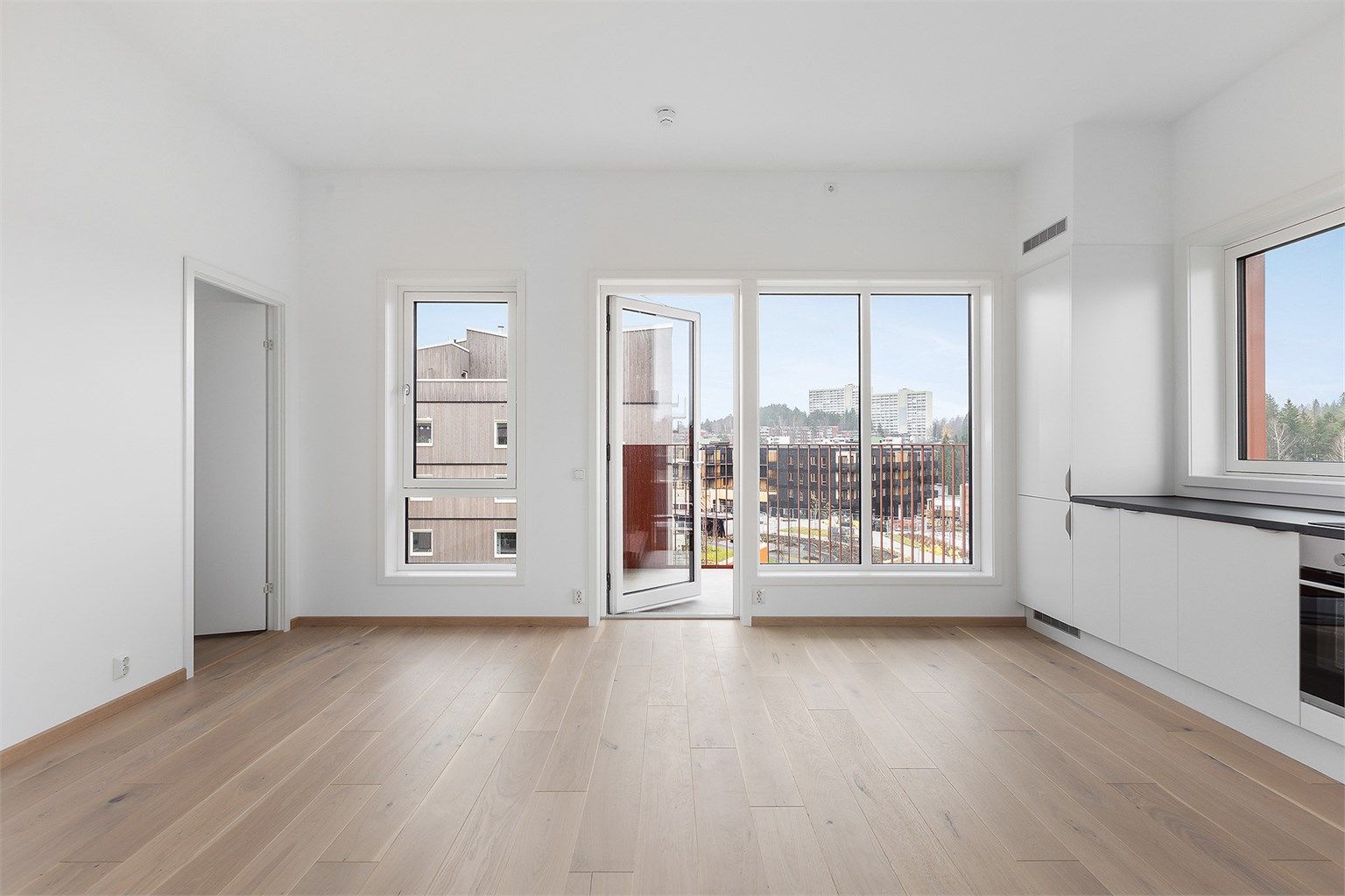 Stor stue med åpen kjøkkenløsning. Fotograf: Nanna Wolden / Diakrit.