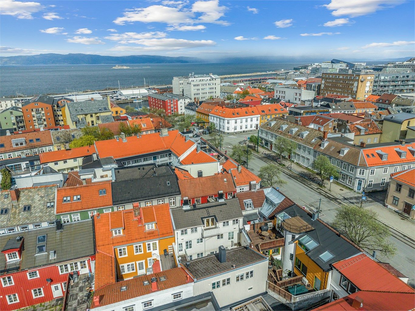 Fra eiendommen er det kort gangavstand til flere av Trondheims utdanningsinstitusjoner, blant annet NTNU Kalvskinnet, BI Norwegian Business School og NTNU Handelshøyskolen. St. Olavs Hospital og flere større arbeidsplasser ligger også i nærheten.
