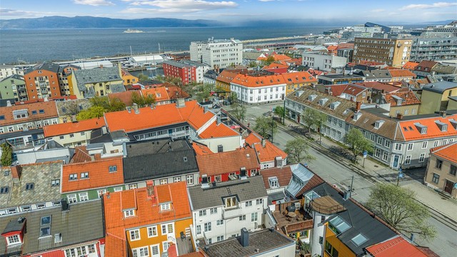 Fra eiendommen er det kort gangavstand til flere av Trondheims utdanningsinstitusjoner, blant annet NTNU Kalvskinnet, BI Norwegian Business School og NTNU Handelshøyskolen. St. Olavs Hospital og flere større arbeidsplasser ligger også i nærheten.