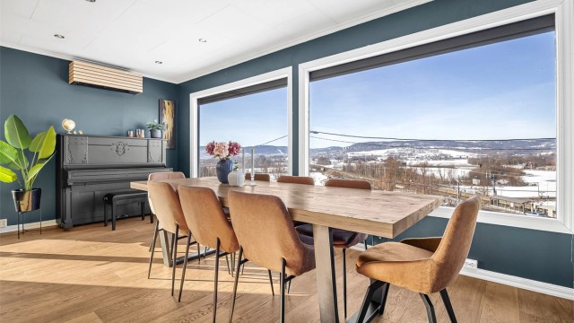 Spisestuen har god plass til langbord og nyter godt av utsikten gjennom store vinduer.