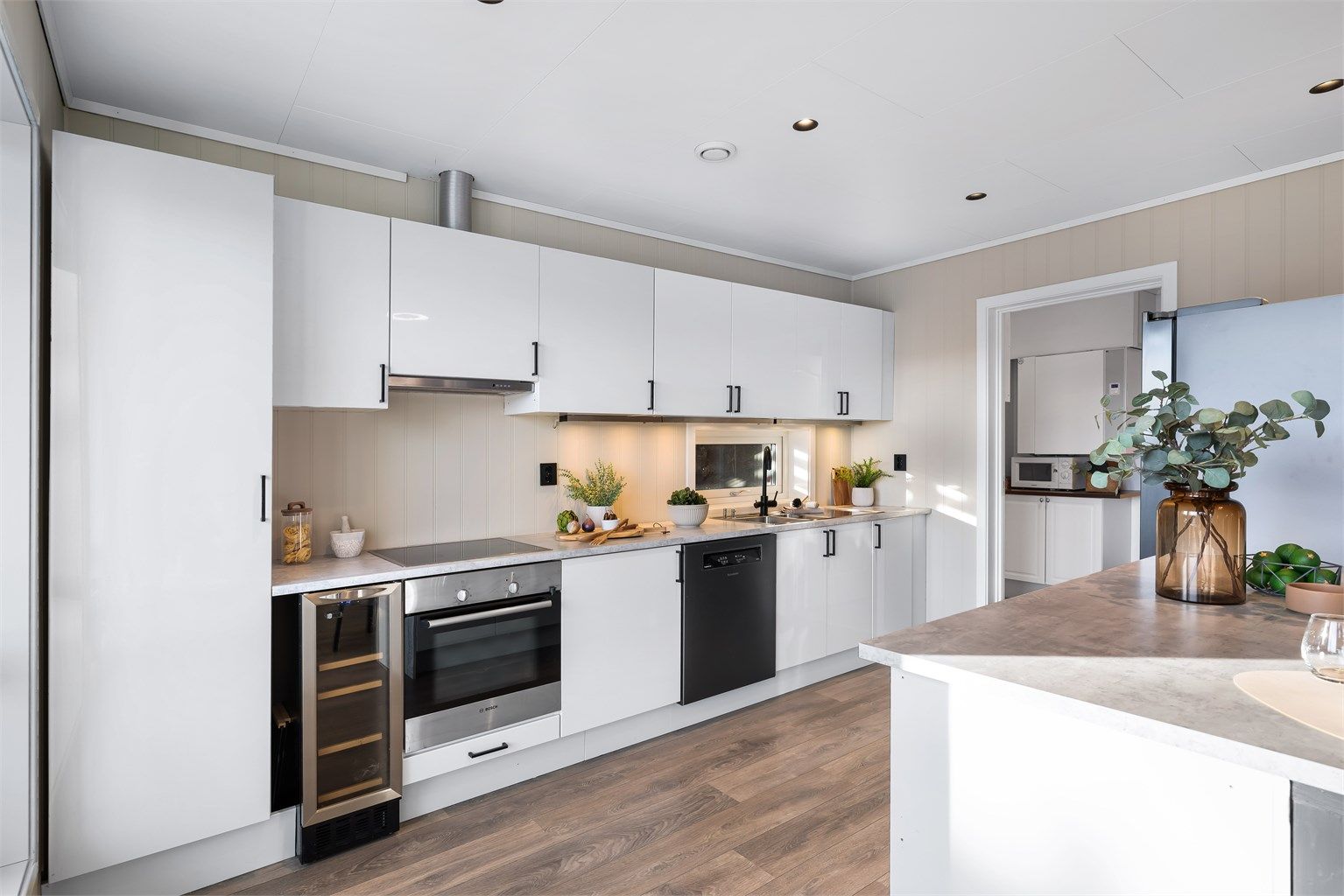 Praktisk med inngang fra kjøkken til vaskerom/matbod