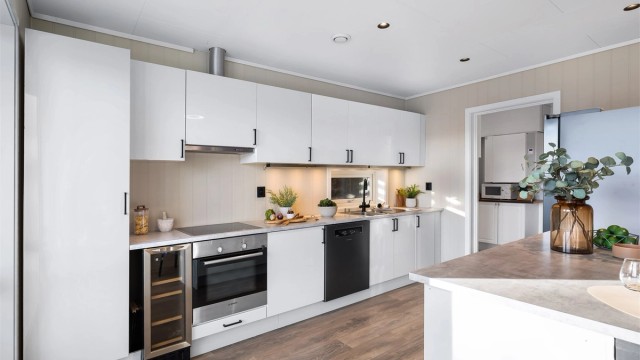 Praktisk med inngang fra kjøkken til vaskerom/matbod