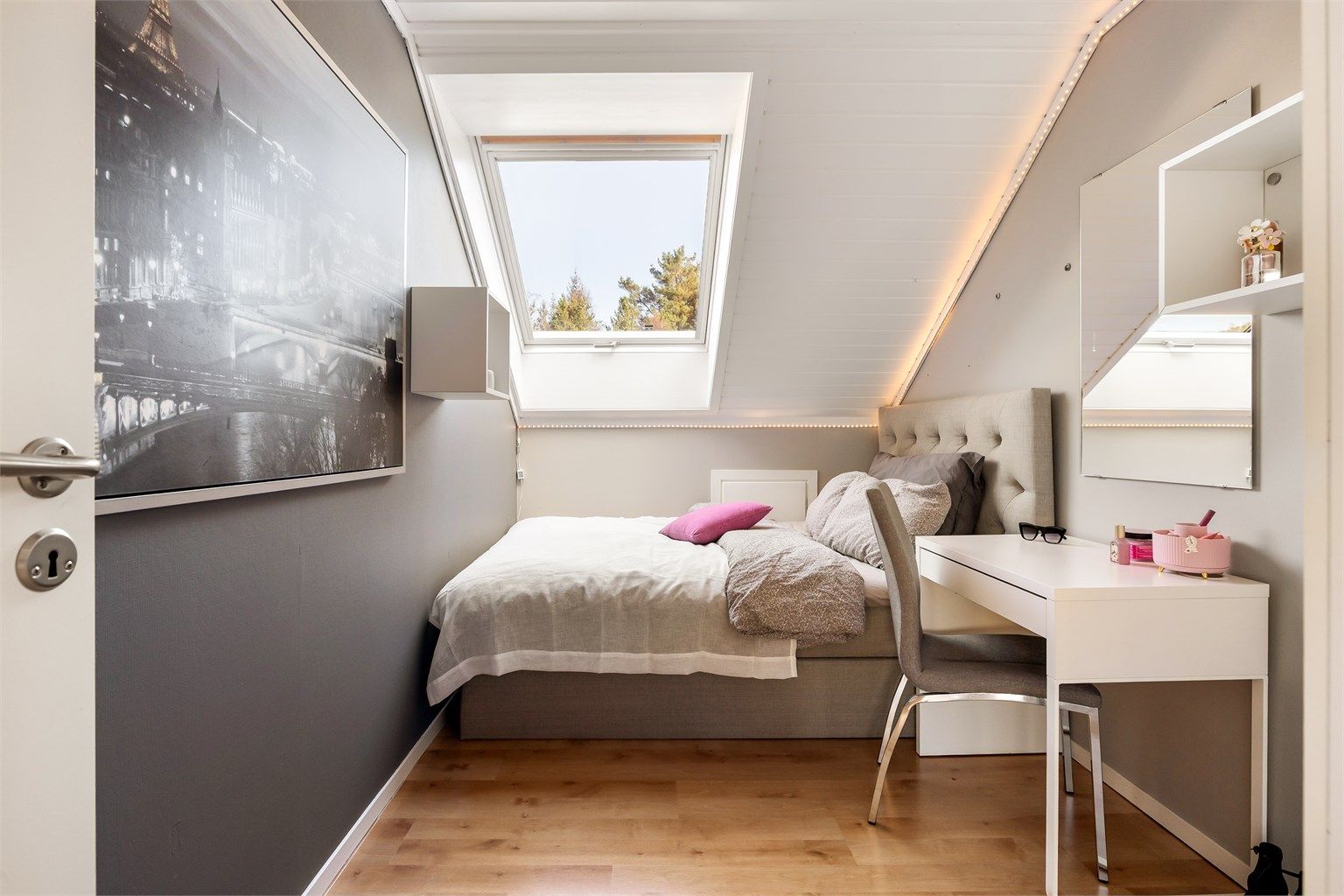 Dette soverommet utnytter plassen godt og får rikelig med dagslys fra takvinduet.