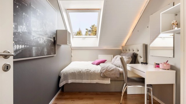 Dette soverommet utnytter plassen godt og får rikelig med dagslys fra takvinduet.