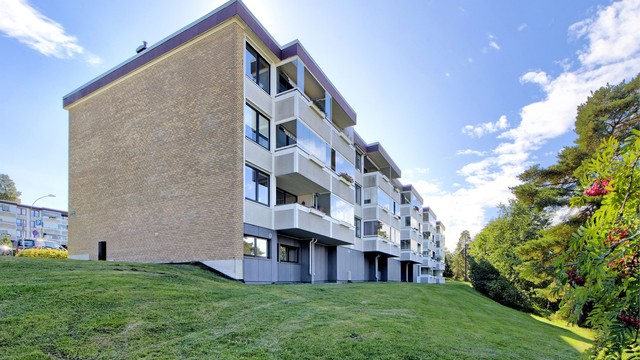 Gjennomgående 3-roms leilighet i blokkens 2. etasje - blokken ligger høyt og fritt til - store grøntområder