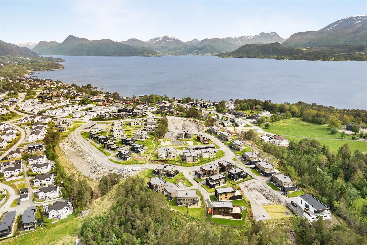 Norlandia barnehage ligger kun 650 meter fra eiendommen og Flisnes skole med 1-7 trinn, ligger ca 1 km unna. Kiwi og Rema 1000 ligger knappe kilometeren fra eiendommen