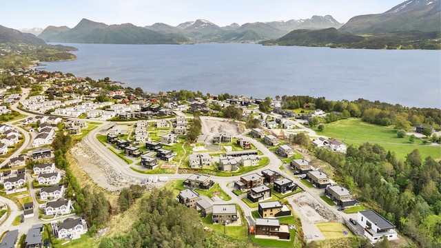 Norlandia barnehage ligger kun 650 meter fra eiendommen og Flisnes skole med 1-7 trinn, ligger ca 1 km unna. Kiwi og Rema 1000 ligger knappe kilometeren fra eiendommen