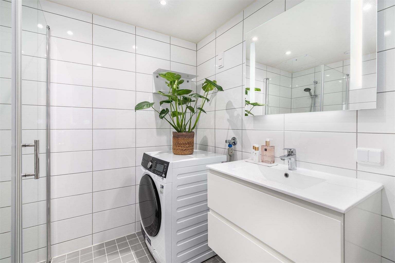 Ny baderomsinnredning ble installert i 2021, i form av servant med hendige skuffer under.