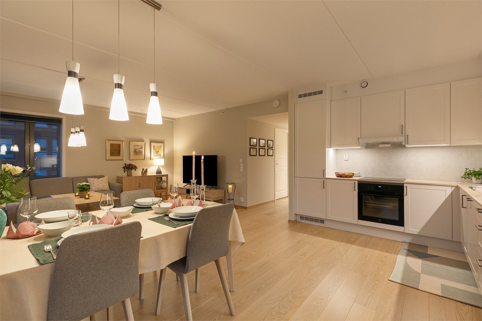 Velkommen til Tristilvegen 25! En åpen og lekker 4-roms leilighet med sørvendt balkong på 21 m². Garasjeplass og heis.