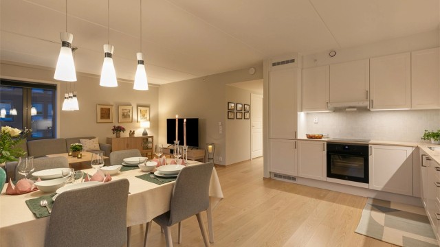 Velkommen til Tristilvegen 25! En åpen og lekker 4-roms leilighet med sørvendt balkong på 21 m². Garasjeplass og heis.