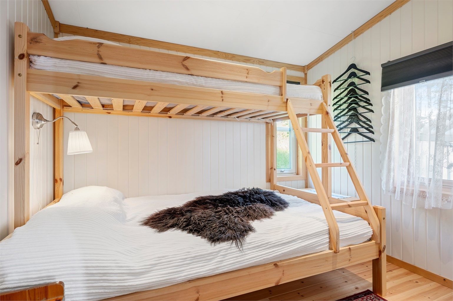 Soverom 2 er på 6 kvm og er innredet med køyeseng. 