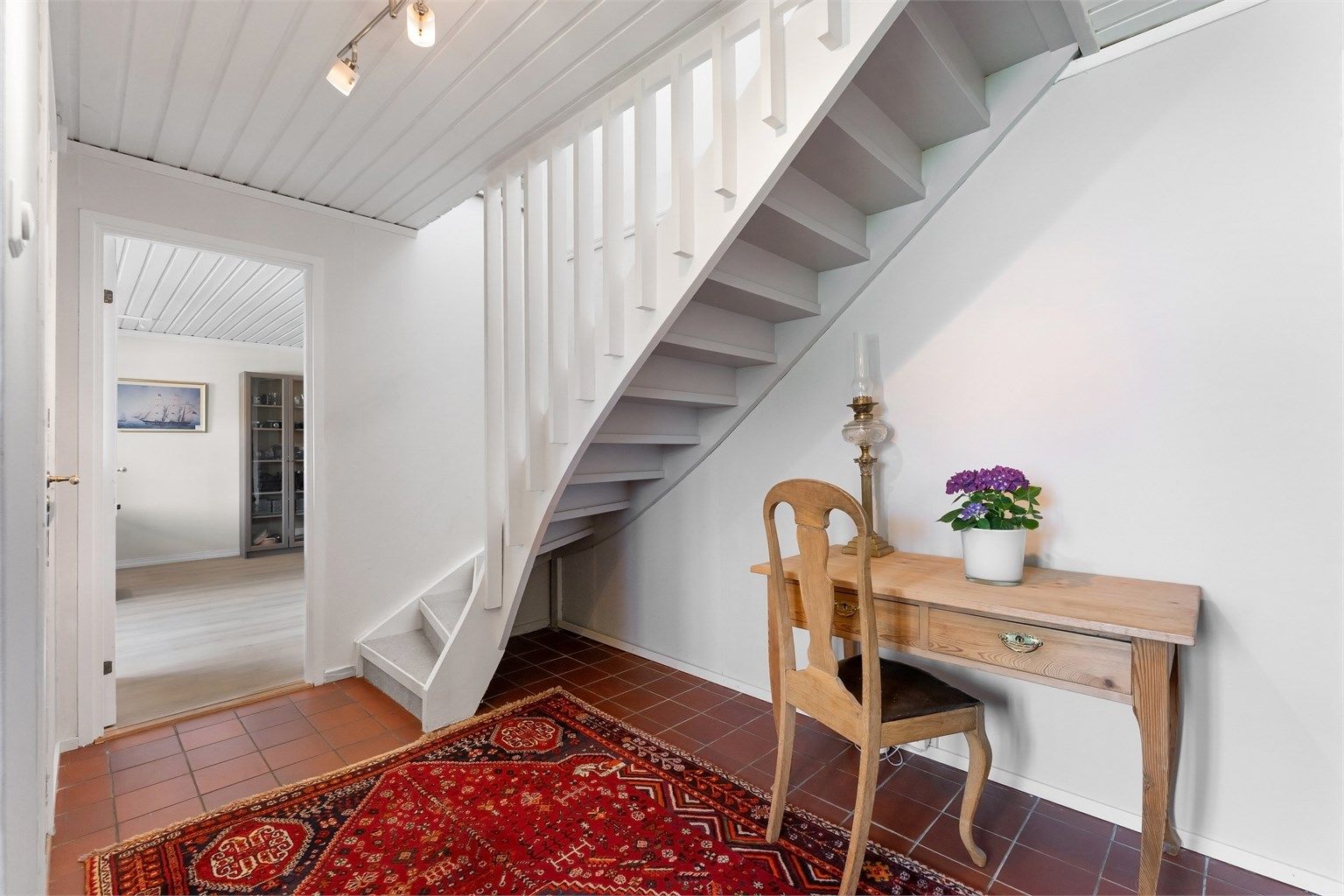 I underetasjen finner du peisestue, to soverom, toalettrom, dusjrom, badstue, entré og fire boder