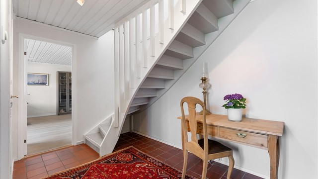 I underetasjen finner du peisestue, to soverom, toalettrom, dusjrom, badstue, entré og fire boder