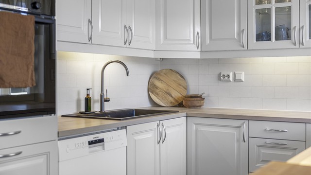 Detalj fra kjøkkenet med underlimt vask i en slitesterk laminatbenkeplate.