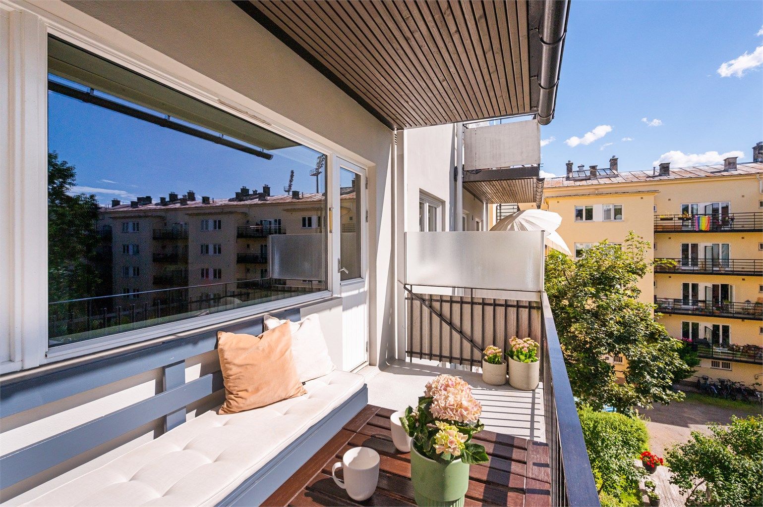 Balkongen vender mot rolig bakgård og har gode solforhold med sol fra omtrent kl 12-19 på sommerstid iht selger