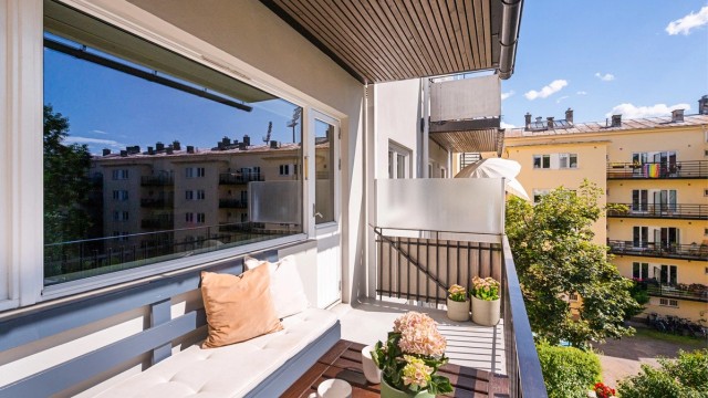 Balkongen vender mot rolig bakgård og har gode solforhold med sol fra omtrent kl 12-19 på sommerstid iht selger