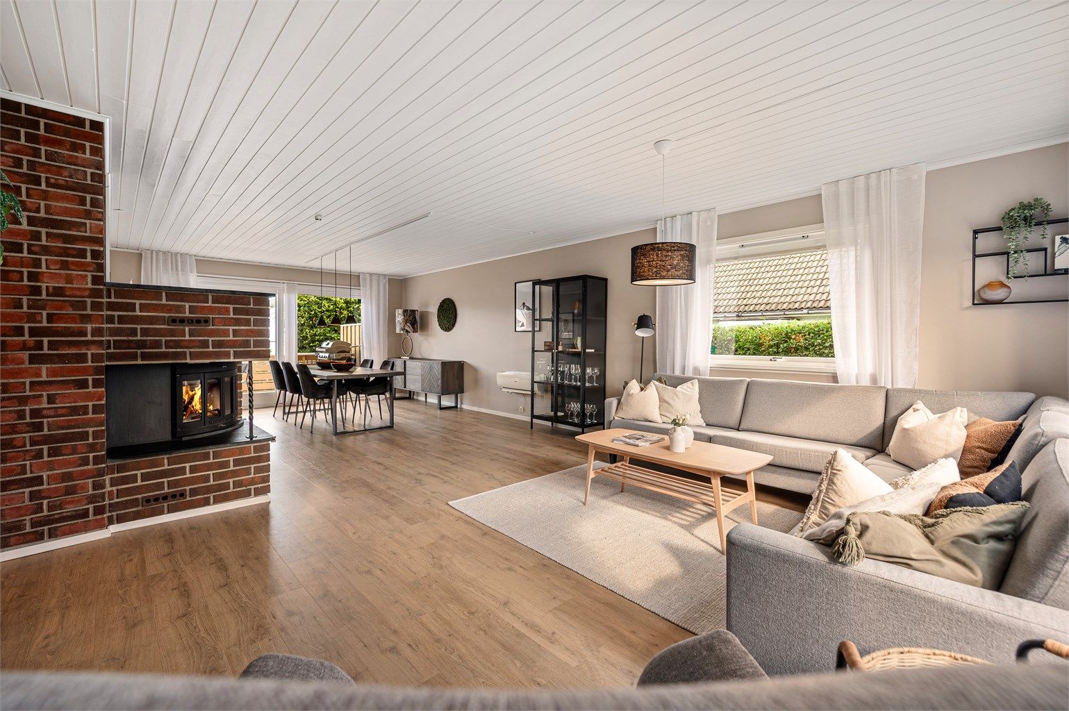  Stue av god størrelse med rikelig plass til salong og spisestue. 