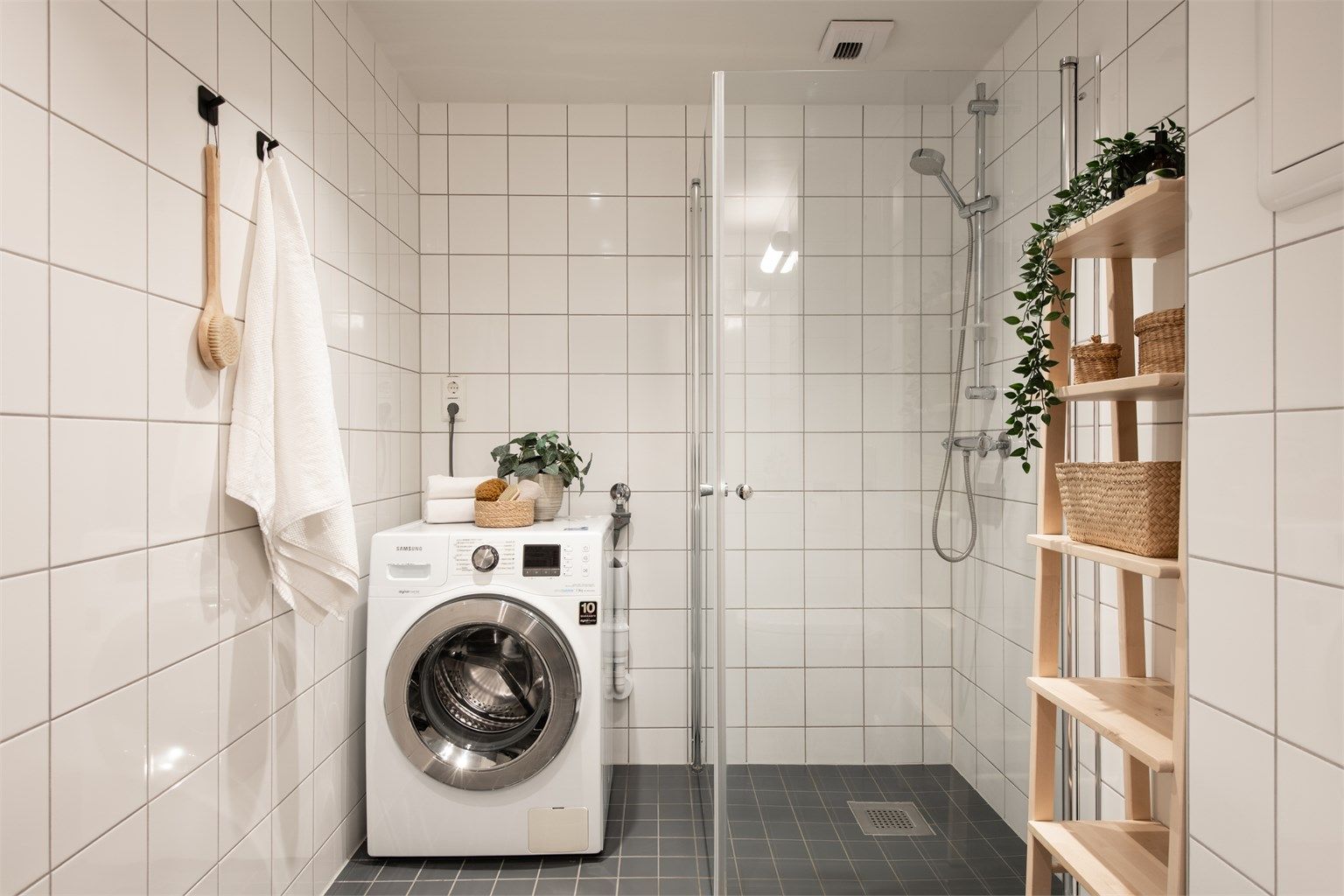 Rommet er videre innredet med dusjnisje med glassdører og vegghengt toalett, i tillegg til opplegg for vaskemaskin og tørketrommel.