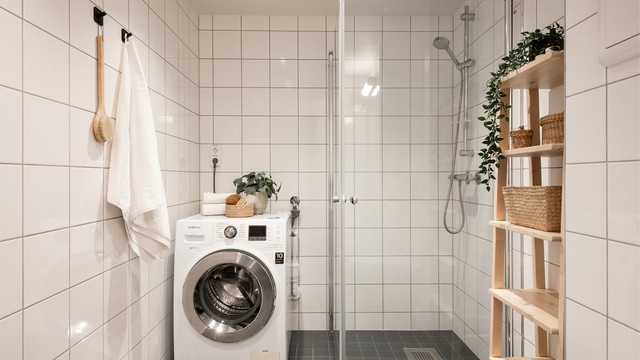 Rommet er videre innredet med dusjnisje med glassdører og vegghengt toalett, i tillegg til opplegg for vaskemaskin og tørketrommel.
