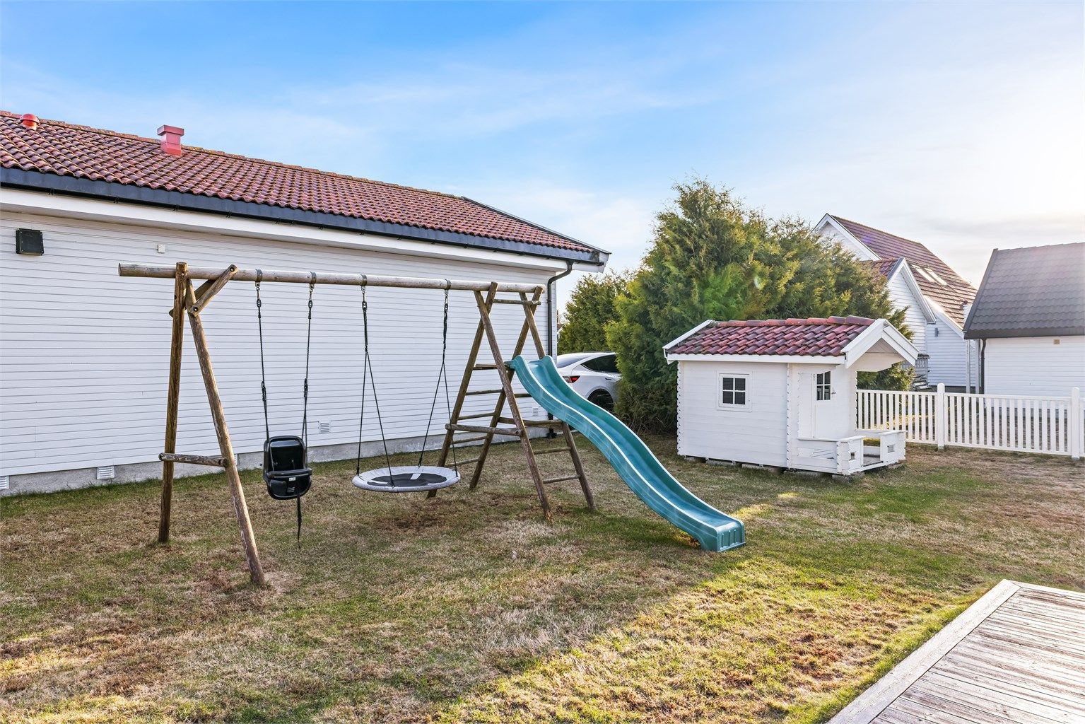 Den store, usjenerte hagen har god plass for lek og aktiviteter.