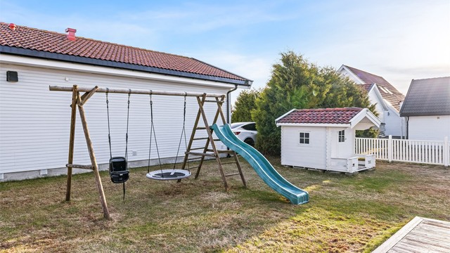 Den store, usjenerte hagen har god plass for lek og aktiviteter.