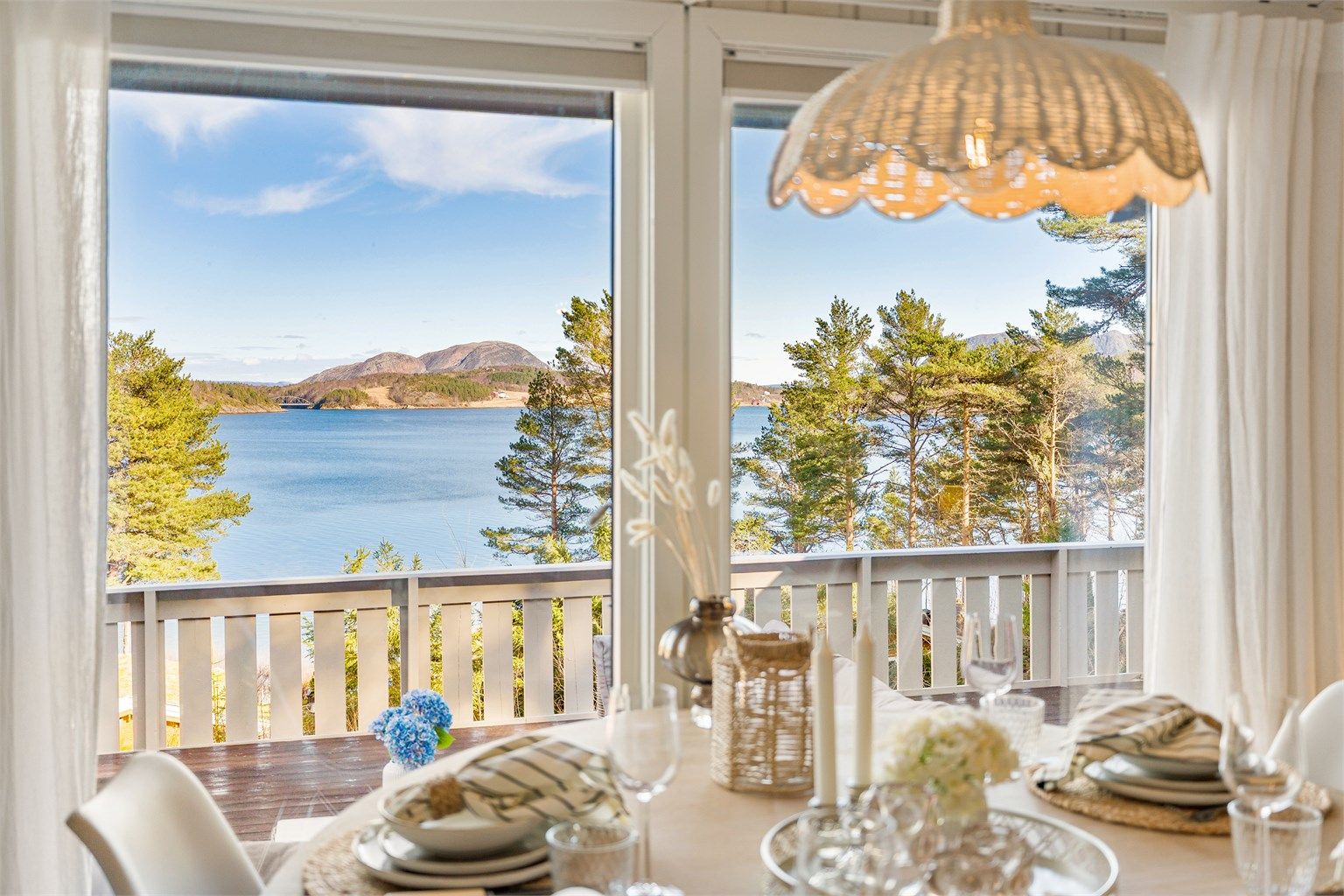 Her har man god plass til å samle familie og venner til hyggelige sammenkomster. 