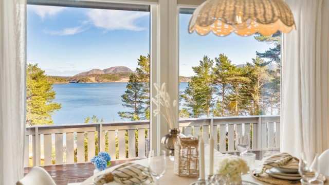 Her har man god plass til å samle familie og venner til hyggelige sammenkomster.