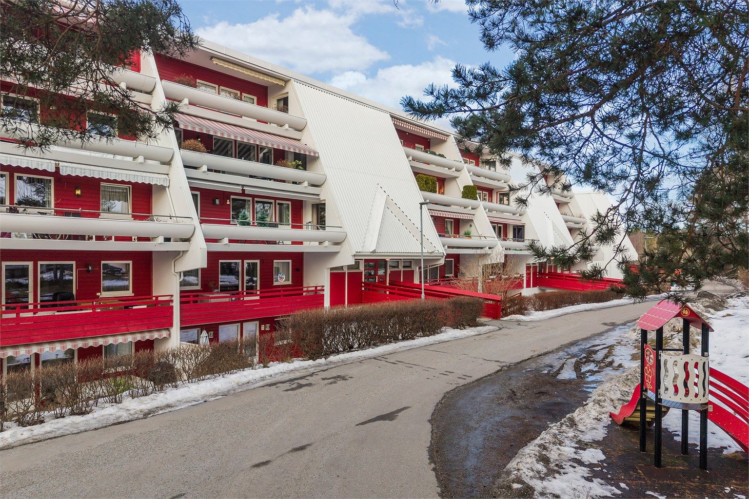 Flott intern beliggenhet øverst på Vevelstadåsen. Kun noen få meter fra bussholdeplass, med hyppige avganger til Ski, Drøbak og Bøleråsen 