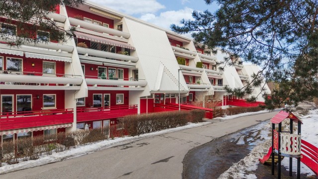 Flott intern beliggenhet øverst på Vevelstadåsen. Kun noen få meter fra bussholdeplass, med hyppige avganger til Ski, Drøbak og Bøleråsen