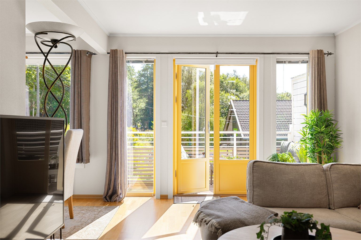 Det er ingen motstående boligbebyggelse i syd og dermed heller ikke mye innsyn til leiligheten.