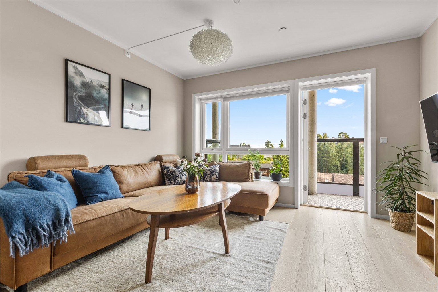 Lys og lekker stue med utgang til balkong.