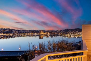 Nyt den fantastiske utsikten over havnebassenget og Sandefjord Sentrum