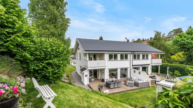 Velkommen til Radka Toneffs vei 16 A! Hagefasaden med herlige uteplasser i begge etasjene - Praktisk redskapsbod/putebod i tilknytning til markterrassen i 1.etg. Foto: Oh Shots