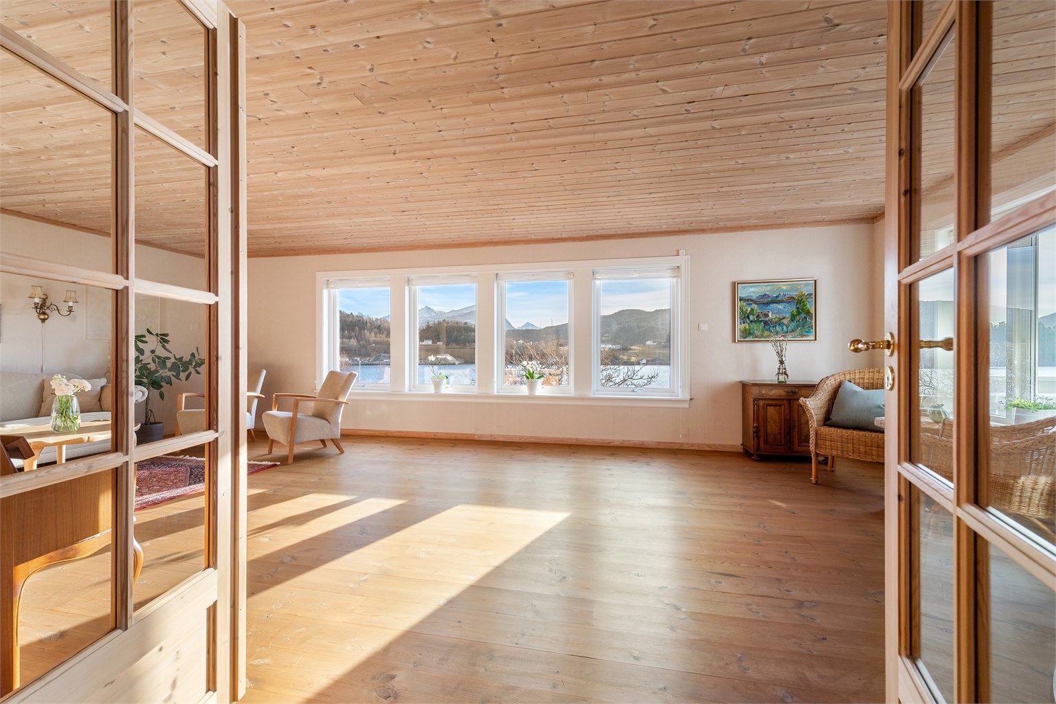 Stue med store vindusflater mot syd med flott utsikt mot fjord og fjell