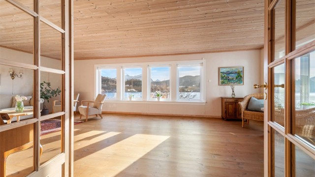 Stue med store vindusflater mot syd med flott utsikt mot fjord og fjell