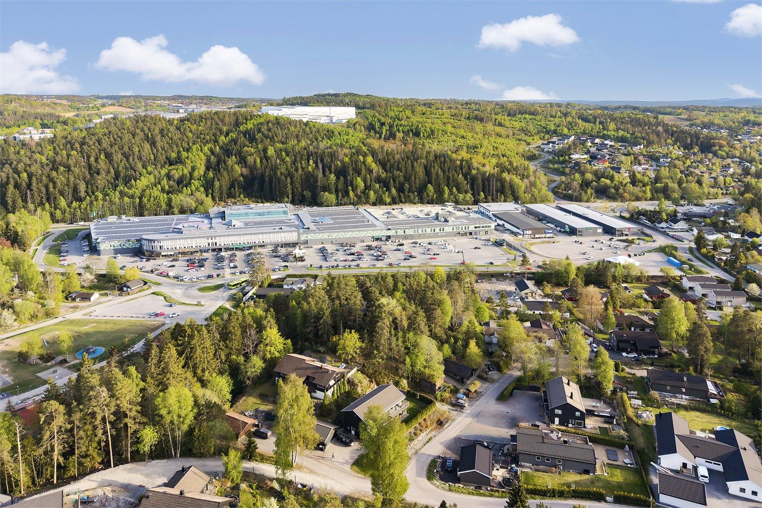 Alti ligger kun 7-9 minutters gange unna, med blant annet Coop Obs, apotek og vinmonopol.