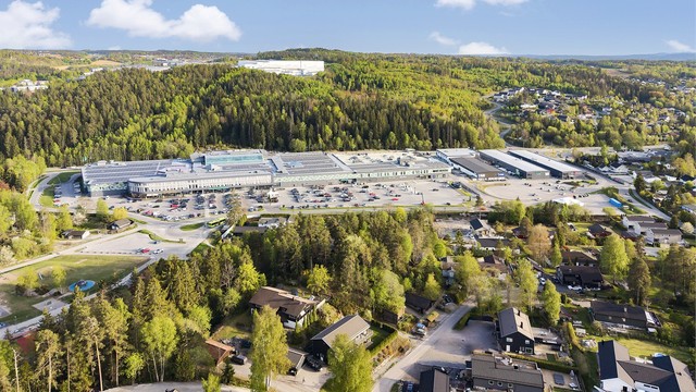 Alti ligger kun 7-9 minutters gange unna, med blant annet Coop Obs, apotek og vinmonopol.