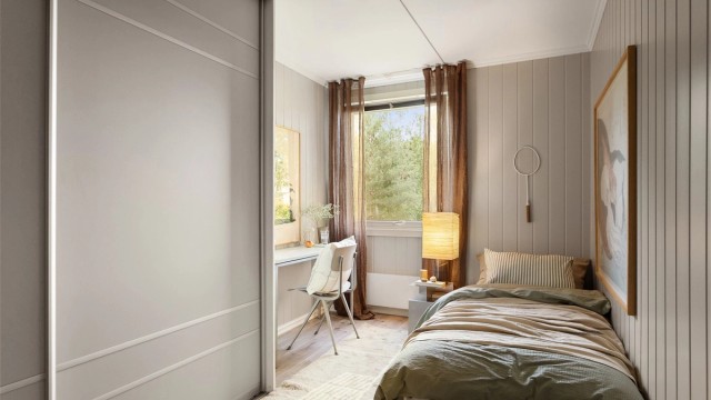 Også det andre soverommet har en praktisk skyvedørsgarderobe med god plass til oppbevaring.