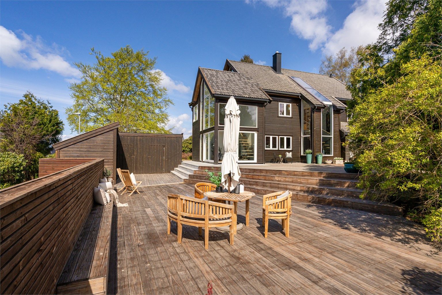 Stilren og flott enebolig med unik arkitektur, ombygget og modernisert i flere omganger. Boligen har en flott utforming, går over tre plan med store etasjer og luftig rom. Det er gode vindusflater, god takhøyde og en sosial romløsning.  
