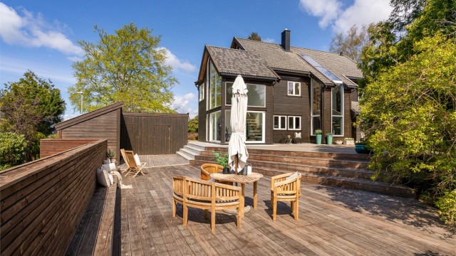 Stilren og flott enebolig med unik arkitektur, ombygget og modernisert i flere omganger. Boligen har en flott utforming, går over tre plan med store etasjer og luftig rom. Det er gode vindusflater, god takhøyde og en sosial romløsning.