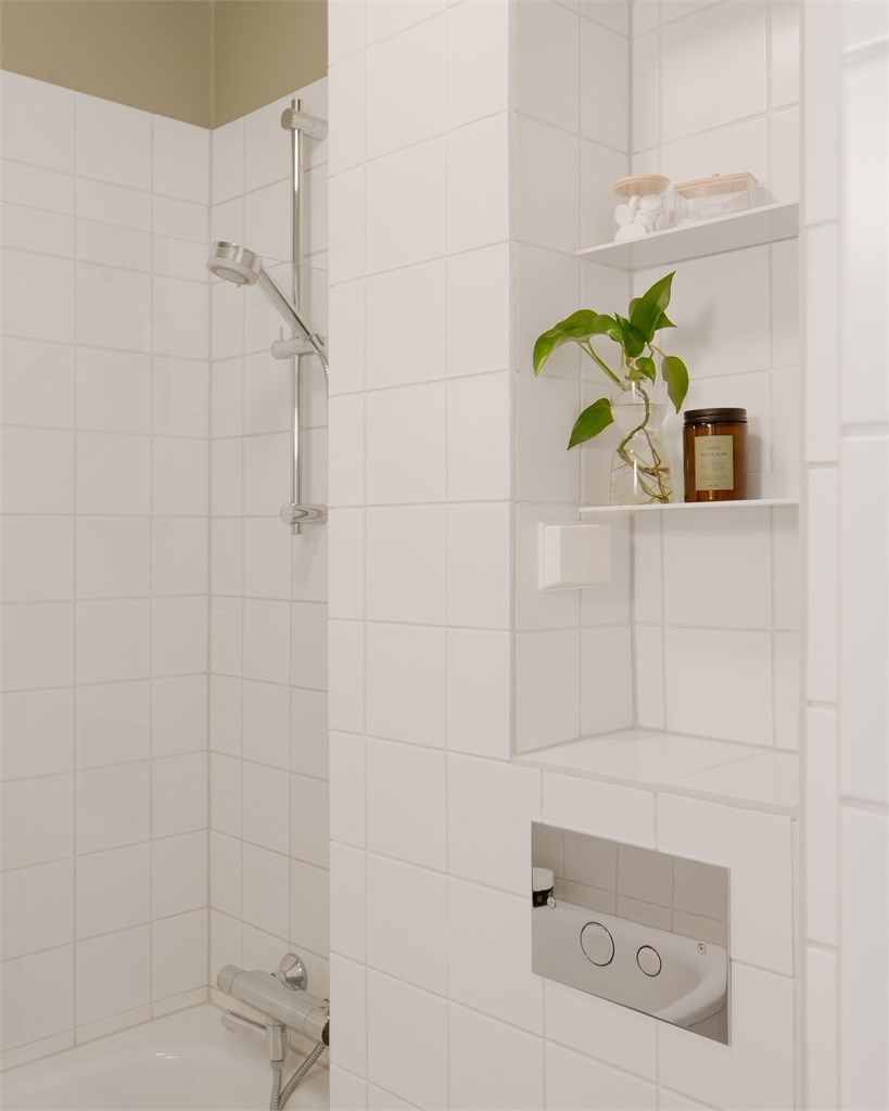 Praktiske, innebygde hyller over toalettet gir god oppbevaringsplass. Dobbeltstikk til hårføneren er på plass!