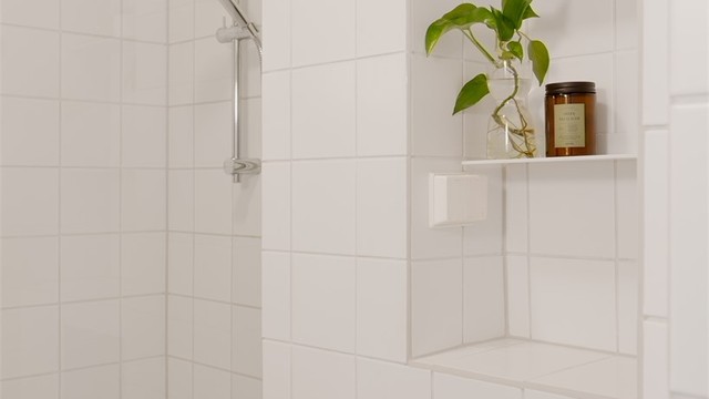 Praktiske, innebygde hyller over toalettet gir god oppbevaringsplass. Dobbeltstikk til hårføneren er på plass!