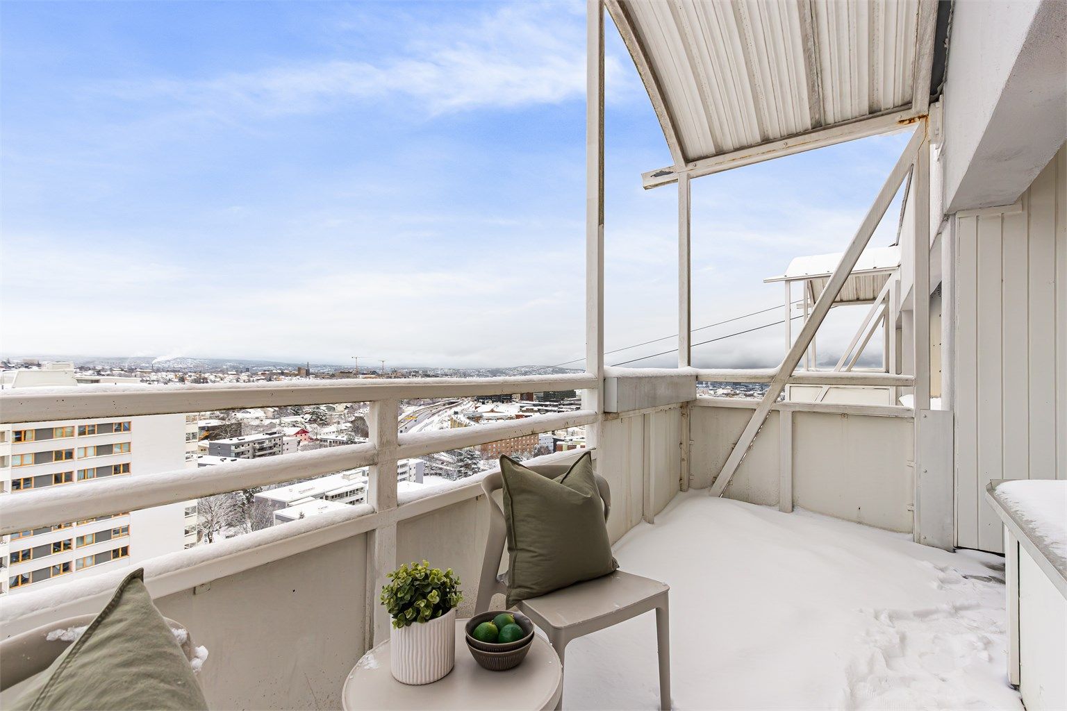 Her sitter man helt usjenert, uten gjenboere eller innsyn