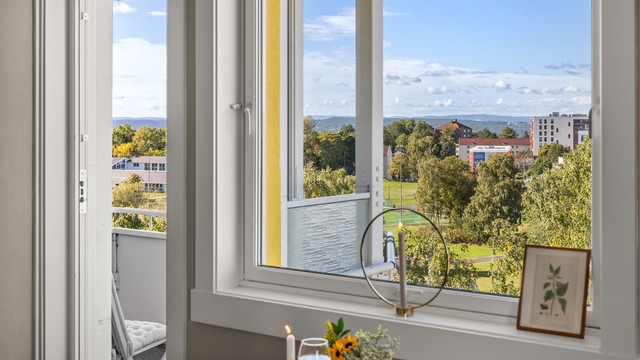 Nyt måltidene med flott utsikt mot nærområdet og de grønne åsene som strekker seg langs horisonten.