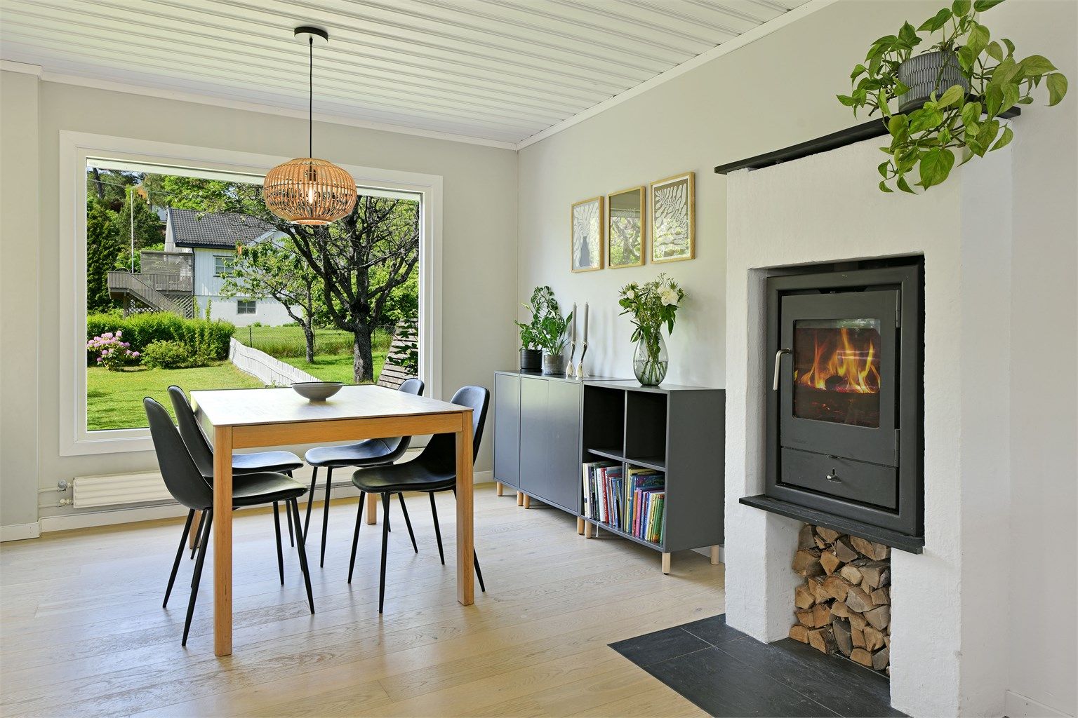 Stue - lys stue med store vindusflater - de tre vinduene i stuen er fra 2020