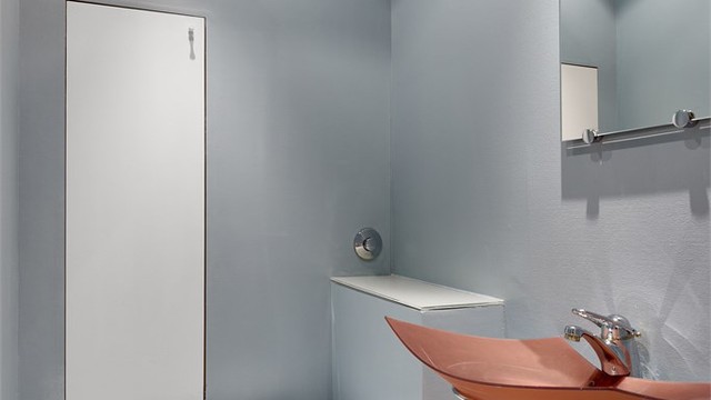 Toalettrom med slette malte vegger og downlights i tak