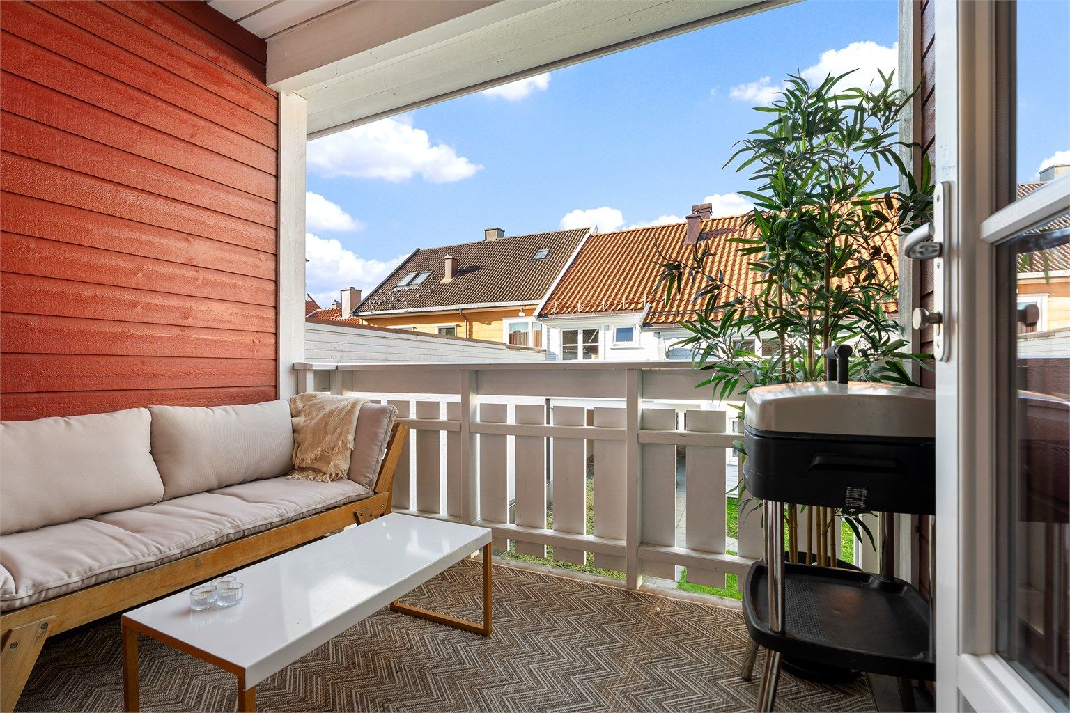 Balkongen har ettermiddag- og kveldssol. Ca. 16-21 iflg. selger. 