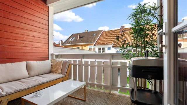 Balkongen har ettermiddag- og kveldssol. Ca. 16-21 iflg. selger.